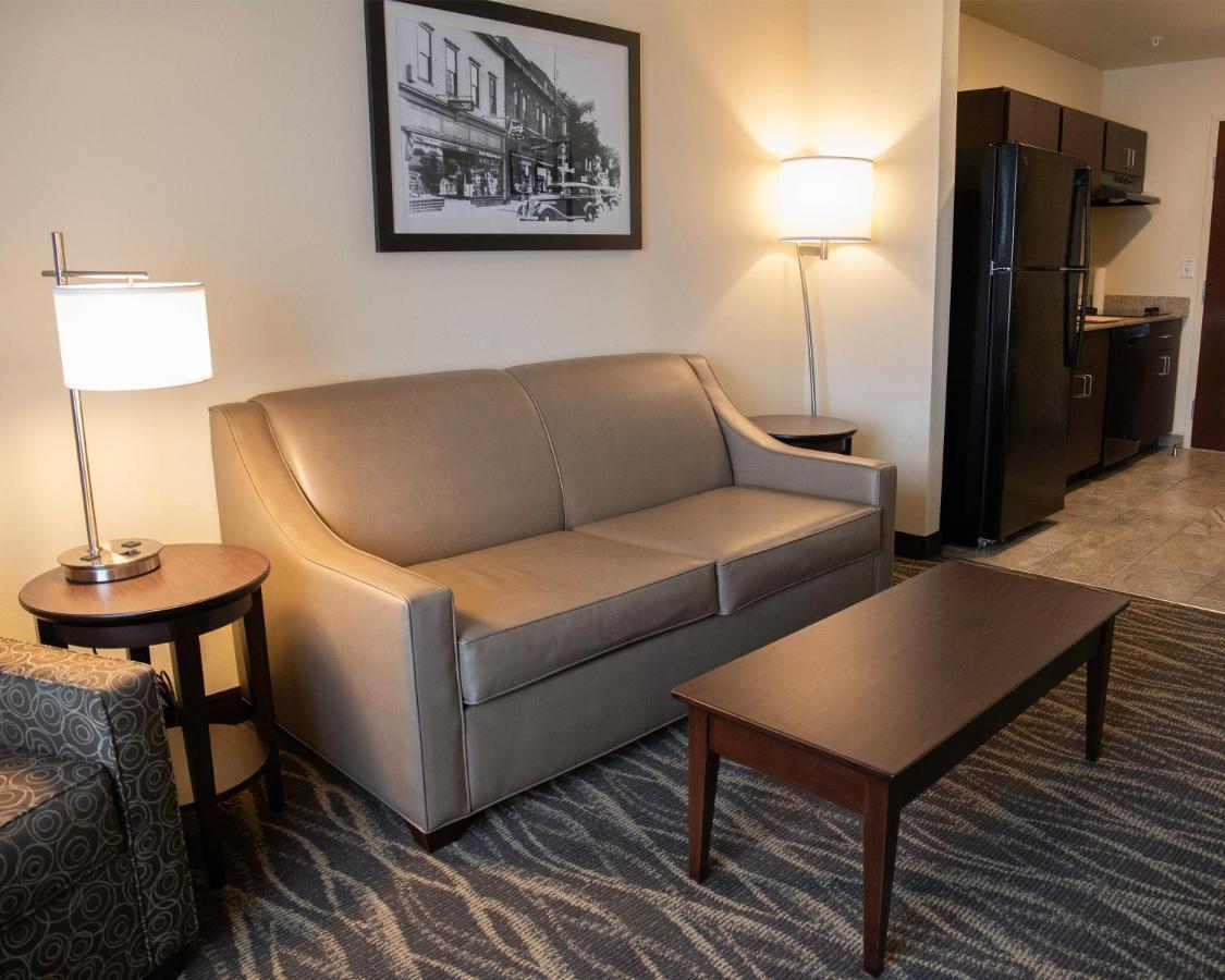 Cobblestone Hotel & Suites - Two Rivers Exterior photo