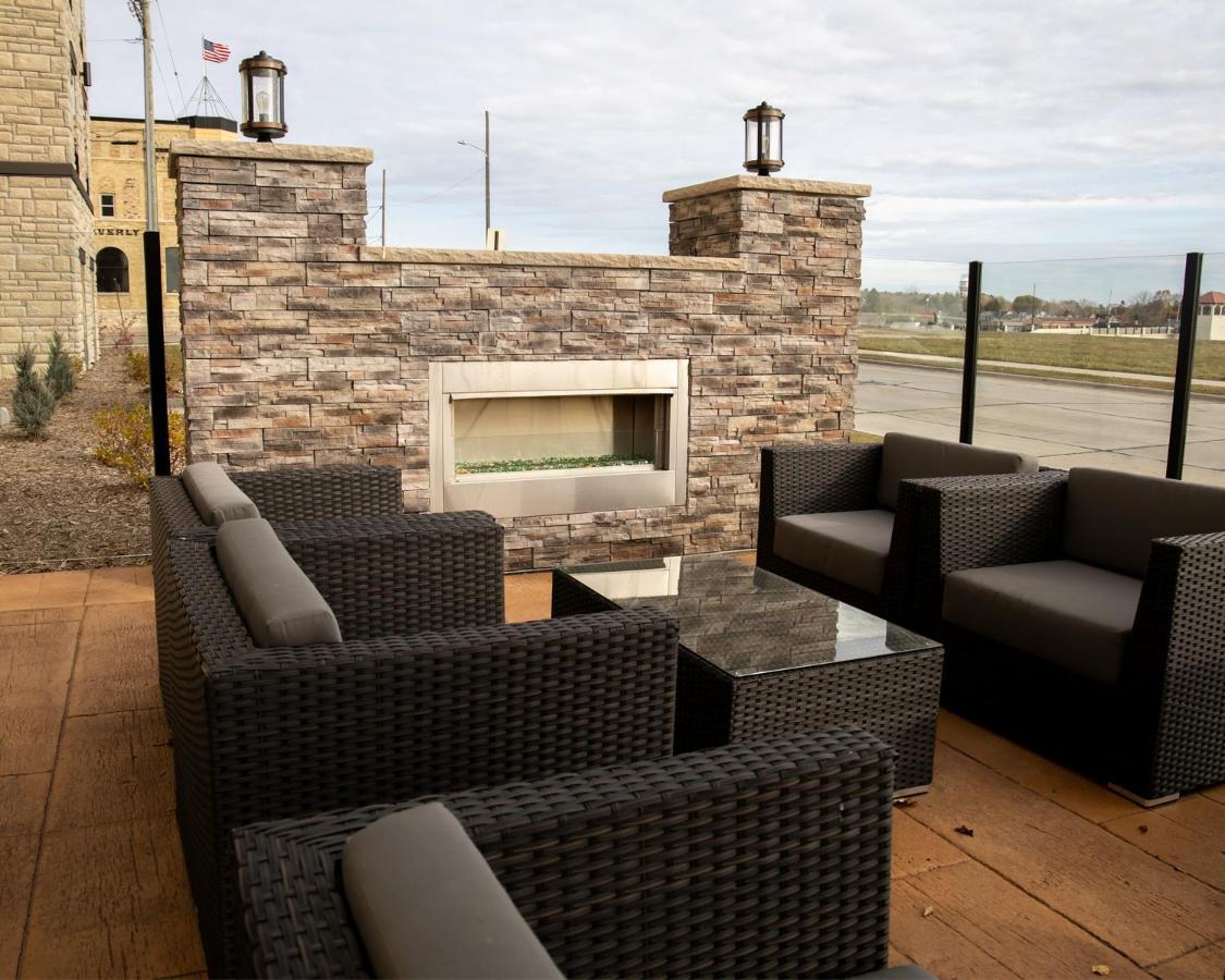 Cobblestone Hotel & Suites - Two Rivers Exterior photo